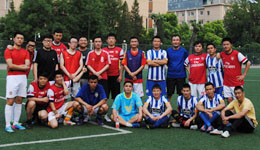 Die Fußball-Weltmeisterschaft 2014 rückt immer näher, und mit ihr steigt die Spannung unter den chinesischen Fans - unabhängig ihrer ethnischen Zugehörigkeit.