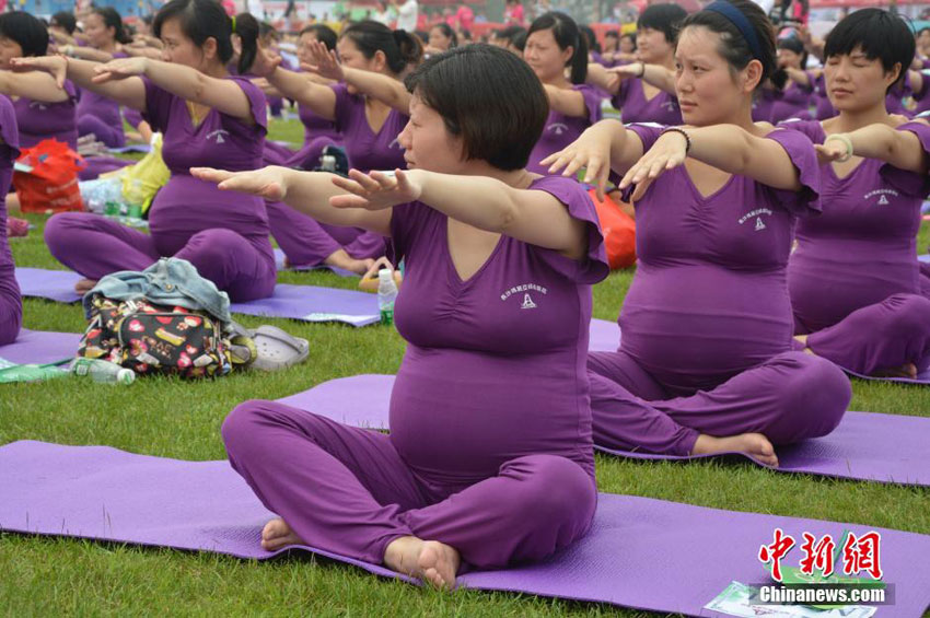 Schwangere stellen neuen Yoga-Rekord auf