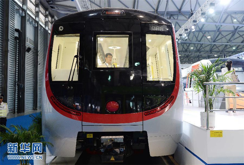 Chinas erste fahrerlose U-Bahn debütiert in Shanghai