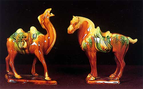 Dreifarbig glasierte Tang-Keramik
