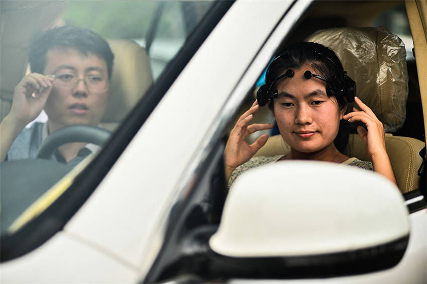 Chinesen fahren Auto neu nur mit Gehirn