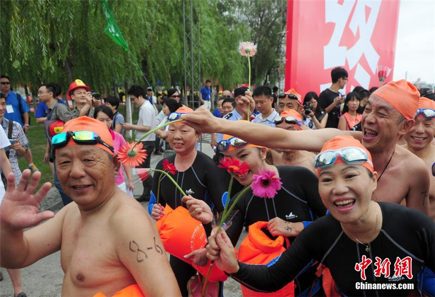 Tausende schwimmen durch den Yangtse