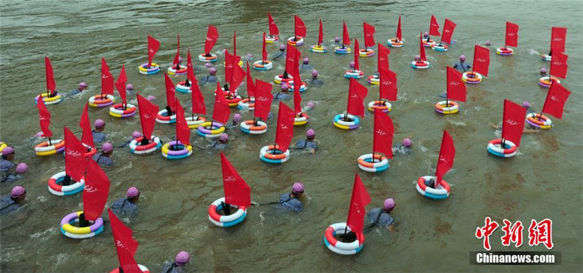 Tausende schwimmen durch den Yangtse