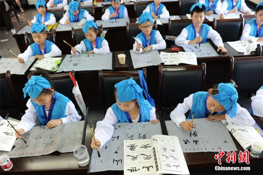 Kalligrafie-Unterricht im Han-Kostüm