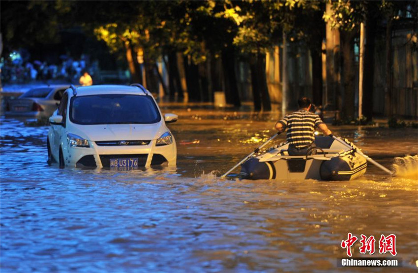 Taifun „Matmo“ setzt Fuzhou unter Wasser
