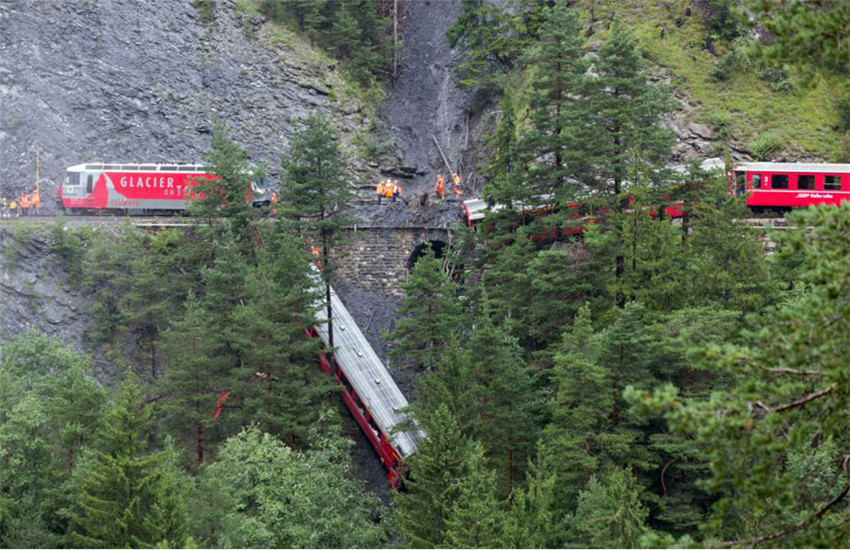 Zugunglück in den Schweizer Alpen endet glimpflich
