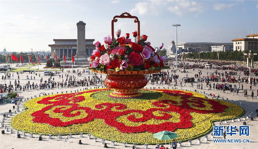 Zur Feier des Nationalfeiertags – Riesiger Blumenkorb auf dem Tiananmen-Platz