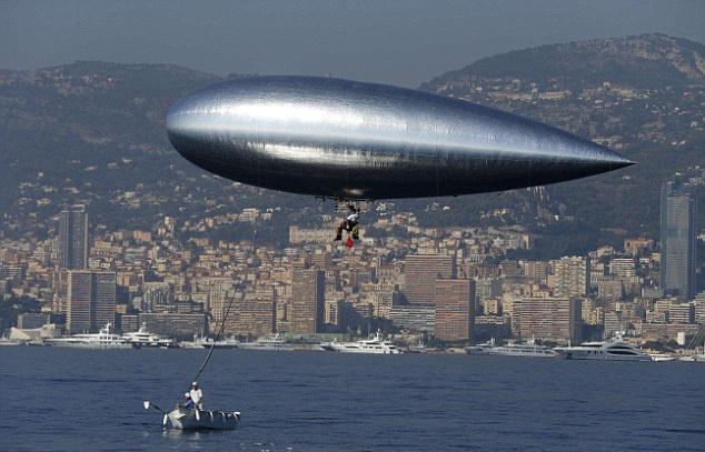 Französischer Abenteurer baut Luftfahrzeug für Flug über das Mittelmeer