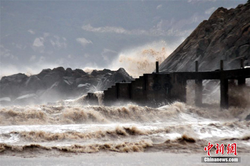„Vongfong“ schlägt hohe Wellen in Zhejiang