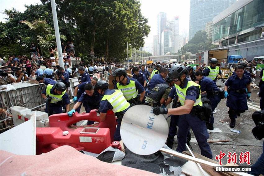 Hongkonger Polizei entfernt Straßensperren