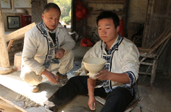In Jingdezhen, Chinas Porzellan-Hauptstadt, sind auch heute noch viele Handwerker zu sehen. Sie haben das Wissen über das  Keramikgewerbe von ihren Vorfahren geerbt und geben ihre Erfahrung an die nächste Generation weiter.