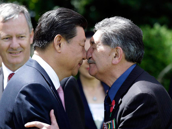 Dass es bei einem Staatsbesuch nicht immer tierisch ernst zugehen muss, bewies Chinas Präsident in Neuseeland. Nicht nur bei der traditionellen Maori-Begrüßung hatte Xi die Lacher auf seiner Seite.