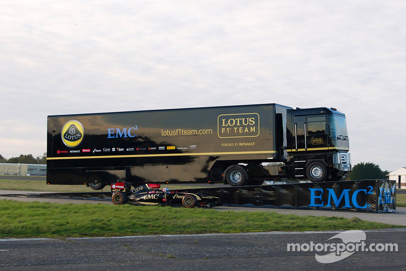 Guinness Weltrekord: 16-Tonnen-Truck überspringt F1-Auto
