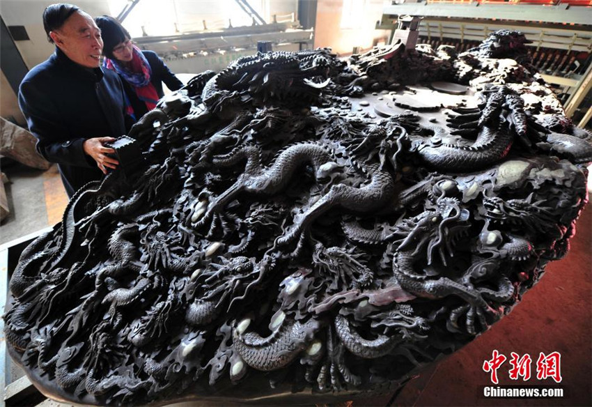 56 chinesische Drachen zieren riesigen Tuschstein