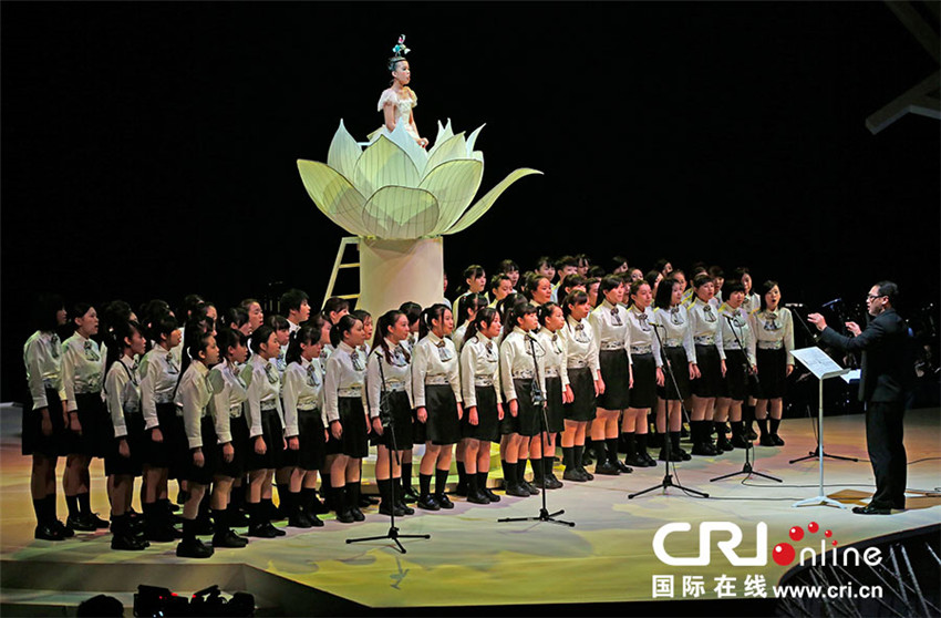Schüler in Macao feiern den 15. Jahrestag von Macaos Rückkehr