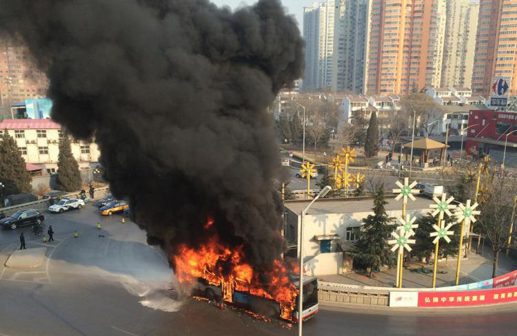 Bus in Beijing vollständig ausgebrannt