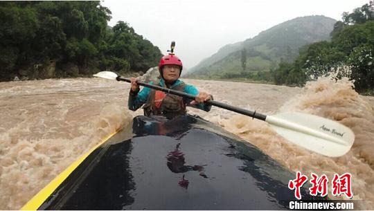 Noch nie ist es einem Menschen gelungen, den über 5000 Kilometer langen Gelben Fluss hinunterzupaddeln. Genau das will Li Huacan schaffen. Einen Versicherer für sein tollkühnes Abenteuer hat der 41-Jährige allerdings noch nicht gefunden.