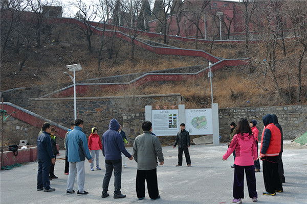 Zum Qingming-Fest versammeln sich 17 Menschen in den Bergen in der Nähe von Beijing, um die traditionelle Therapie namens Bi Gu durchzuführen und dadurch ihre Gesundheit zu stärken. 