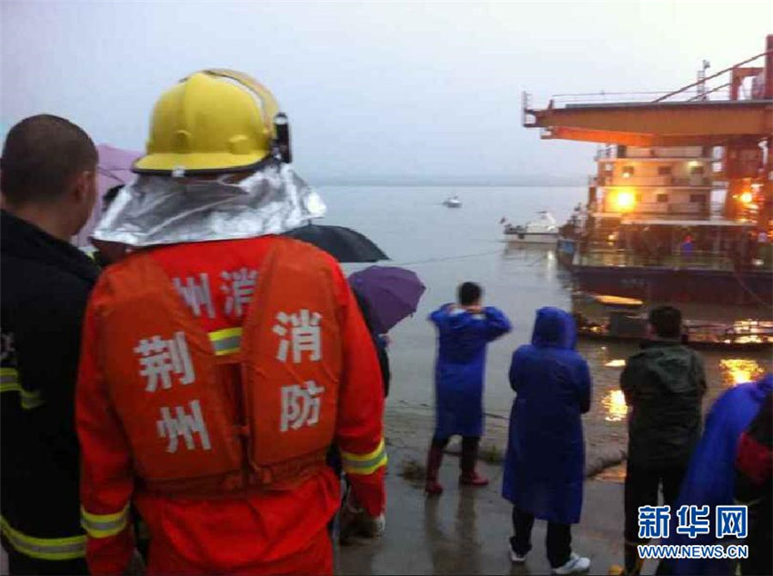 Touristenschiff sinkt nach Unwetter auf dem Jangtse 