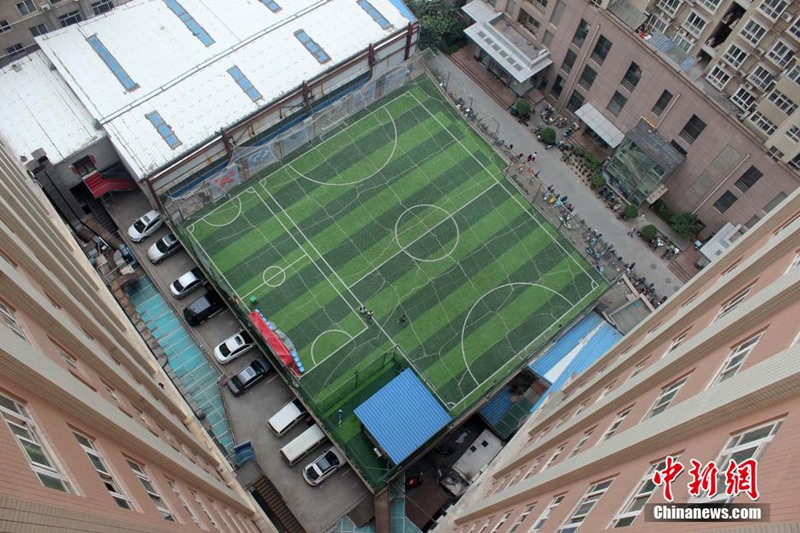 Fußballspielen auf dem Dach