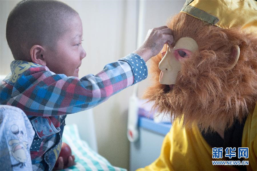 „Vater Affenkönig“ sammelt Geld für seinen kranken Sohn