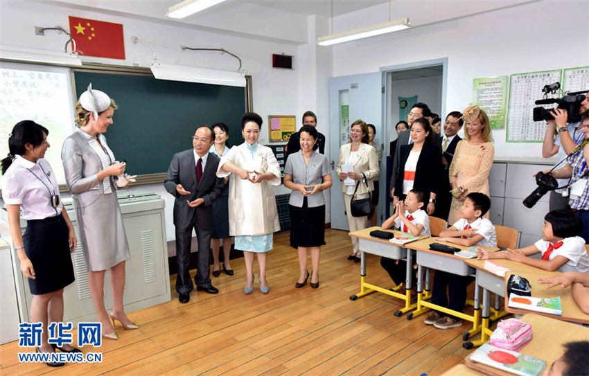 Chinas First Lady und Mathilde von Belgien besuchen gehörlose Kinder 