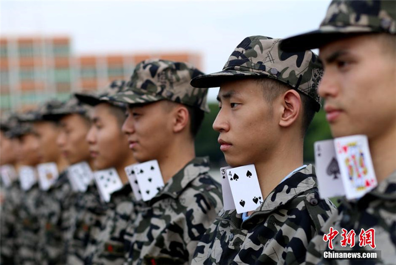 Militärtraining für chinesische Studenten in Sichuan