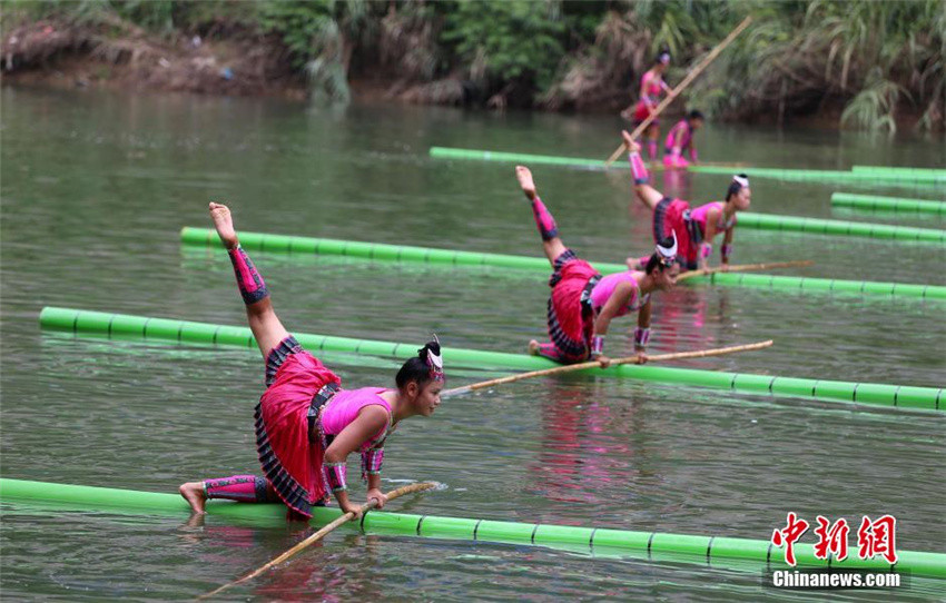 Bambus-Balanceakt auf dem Wasser