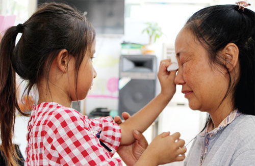 Seit beinahe 20 Jahren hilft die heute 45-jährige Li Lijuan vernachlässigten und verwaisten Kindern dabei, ihren Platz im Leben zu finden. Seit 1996 hat sie 76 Kinder adoptiert.