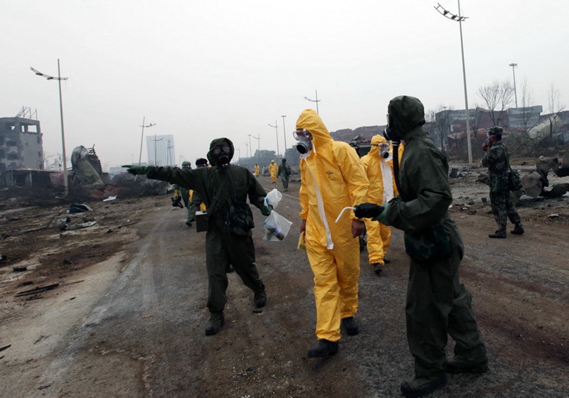 Militärische Spezialkräfte räumen in Tianjin auf