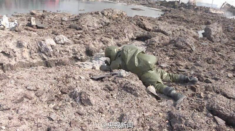 Militärische Spezialkräfte räumen in Tianjin auf