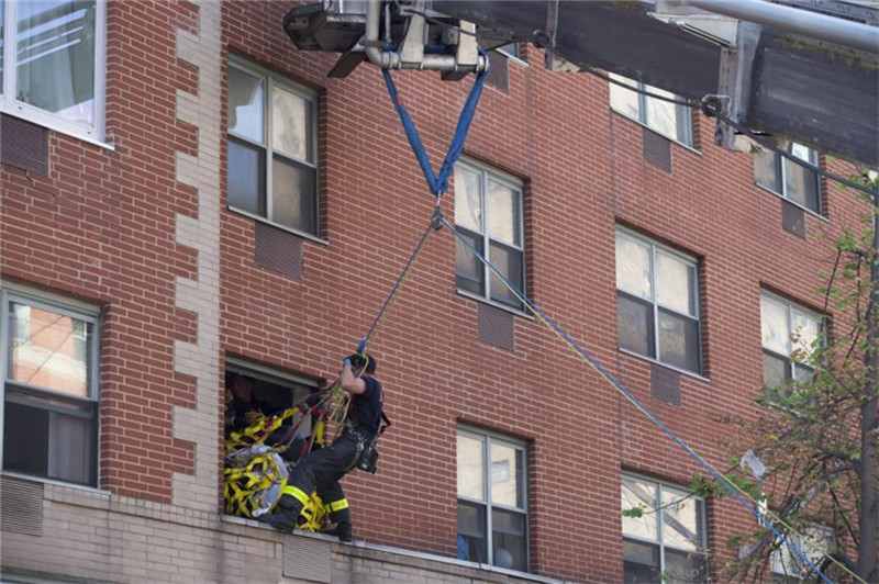 Feuerwehr rettet 400-Kilo-Frau durchs Fenster