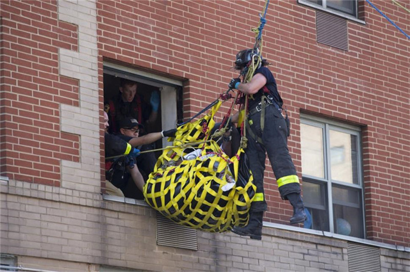 Feuerwehr rettet 400-Kilo-Frau durchs Fenster