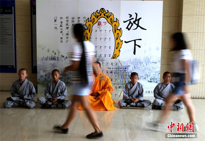 Shaolin-Mönche meditieren vergeblich für Tag ohne Handy