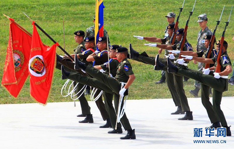 Ausländische Soldaten üben für die Parade