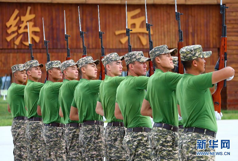 Ausländische Soldaten üben für die Parade