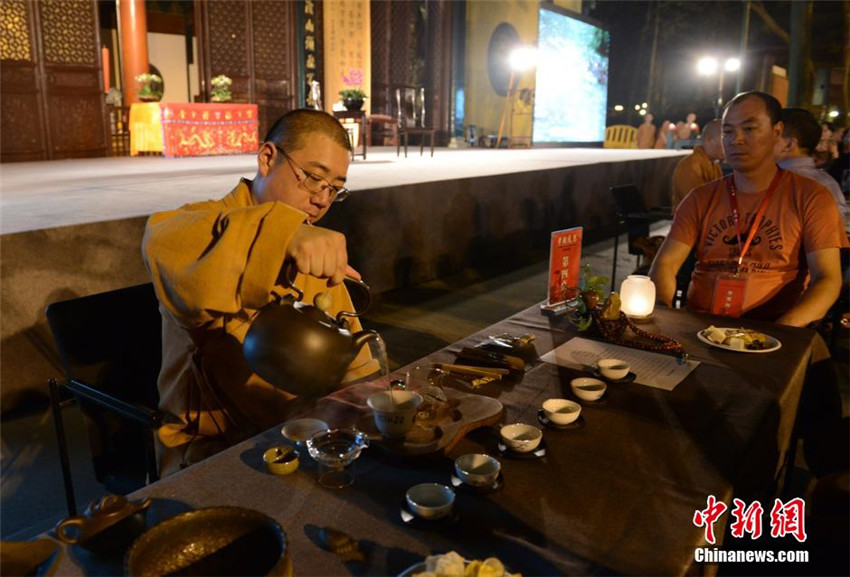 Danksagungs-Teeparty im Lingyin-Tempel