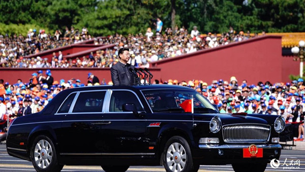 Präsident Xi nimmt die Parade ab