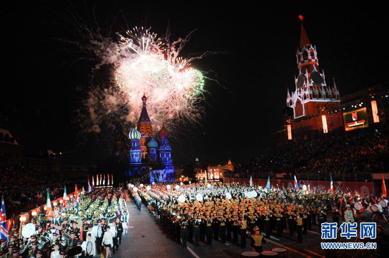 Chinesische Garde-Soldatinnen glänzen auf russischem Musikfest