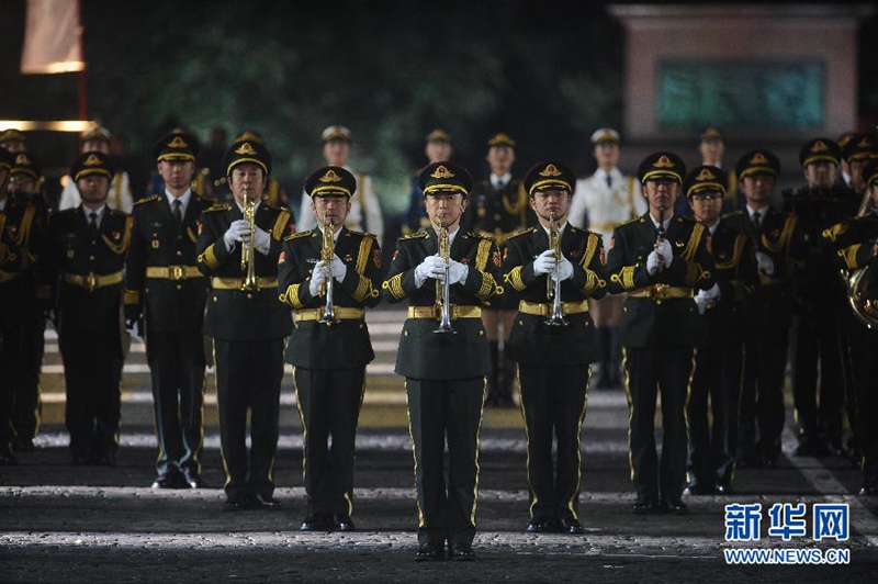 Chinesische Garde-Soldatinnen glänzen auf russischem Musikfest