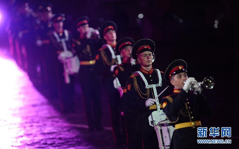 Chinesische Garde-Soldatinnen glänzen auf russischem Musikfest