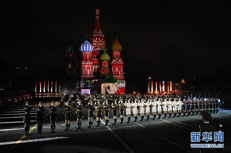 Chinesische Garde-Soldatinnen glänzen auf russischem Musikfest