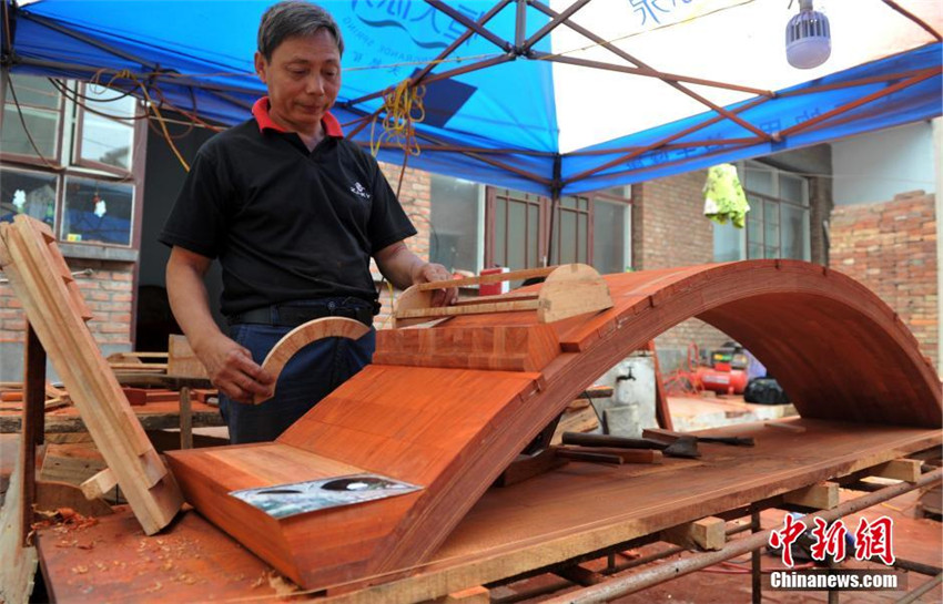 „Mini-Zhaozhou-Brücke“ aus 7000 Holzstücken