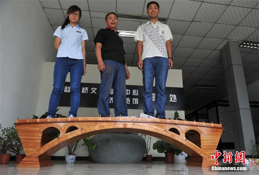 „Mini-Zhaozhou-Brücke“ aus 7000 Holzstücken