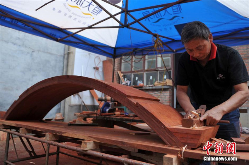 „Mini-Zhaozhou-Brücke“ aus 7000 Holzstücken