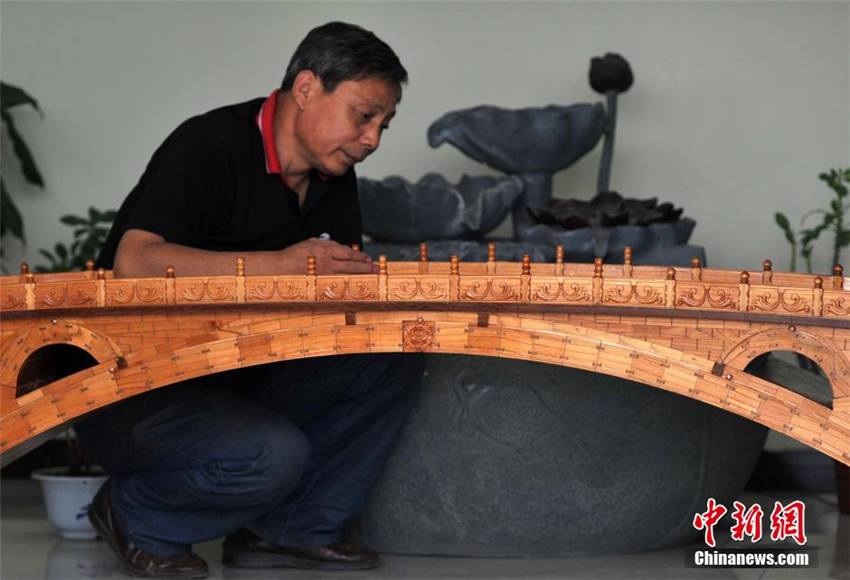 „Mini-Zhaozhou-Brücke“ aus 7000 Holzstücken