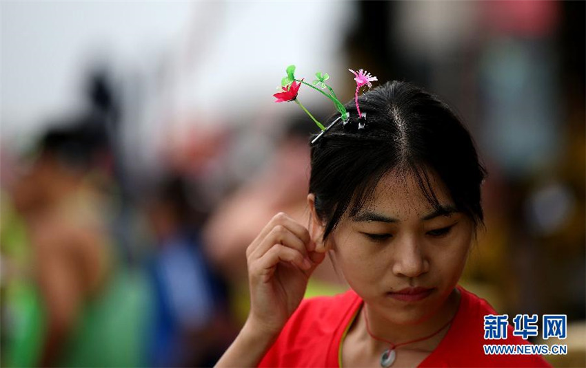 Maskottchen und Maskierte beim Beijing-Marathon