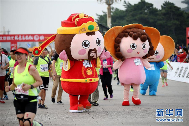 Maskottchen und Maskierte beim Beijing-Marathon