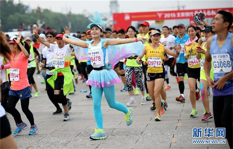 Maskottchen und Maskierte beim Beijing-Marathon
