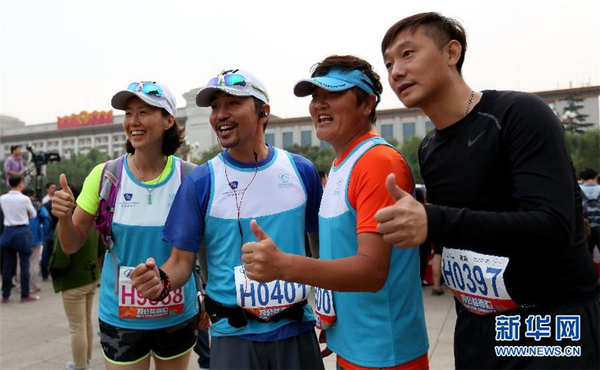 Maskottchen und Maskierte beim Beijing-Marathon